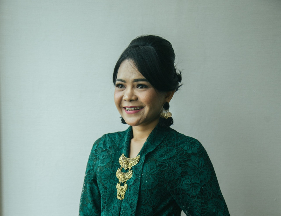 Penerimaan Peserta Didik Baru (PPDB) DKI Jakarta tidak lagi didasarkan oleh Prestasi Akademik  seperti tahun-tahun sebelumnya, melainkan melalui Zonasi PPDB.   Perubahan paradigma ini sangat diapresiasi KPAI, karena Pemprov DKI Jakarta dalam PPDB 2020  berkomitmen untuk memastikan setiap anak mendapatkan kesempatan pendidikan yang berkualitas tanpa melihat nilai akademik,namun didasarkan zona dan usia.  Menurut Komisioner KPAI Bidang Pendidikan Retno Listyarti saat melakukan pertemuan dengan Kepala Dinas Pendidikan DKI Jakarta terkait pengaduan ke KPAI, penetapan zonasi PPDB DKI Jakarta tidak sesuai dengan Permendikbud No. 44 Tahun 2020 dan ada pengadu yang keberatan dengan kriteria usia  Retno menjelaskan apabila jumlah pendaftar PPDB Jalur  Zonasi melebihi daya tampung, maka dilakukan seleksi berdasarkan usia, urutan pilihan sekolah, dan waktu mendaftar.    Usia yang lebih tua akan didahulukan. Sistem sekolah pun dirancang sesuai dengan tahap perkembangan anak, karena itu, disarankan agar anak-anak tidak terlalu muda ketika masuk suatu jenjang sekolah dasar.  &ldquo;Jadi dalam PPDB DKI Jakarta tidak ada syarat nilai akademik seperti selesksi tahun-tahun sebelumnya,&rdquo; ujar Retno kepada wartawan, Kamis (18/6).   Dia juga memaparkan menurut Kadisdik DKI Jakarta, kebijakan Pemprov DKI Jakarta yang memberlakukan seleksi usia  dilatarberlakangi oleh fakta di lapangan bahwa masyarakat miskin justru tersingkir di Jalur Zonasi lantaran tidak dapat bersaing secara nilai akademik dengan masyarakat yang mampu.  &ldquo;Oleh karena itu, kebijakan baru diterapkan, yaitu usia sebagai kriteria seleksi setelah siswa tersebut harus berdomisili dalam zonasi yang ditetapkan, bukan lagi prestasi&rdquo; ujarnya.  Retno juga menjelaskan terkait adanya keberatan masyarakat atas kebijakan seleksi kriteria usia, bukan nilai akademik, dijelaskan oleh pihak Disdik, bahwa Pemprov DKI Jakarta  tidak mengabaikan prestasi siswa.  &ldquo;Karena  tersedia Jalur Prestasi untuk menyeleksi siswa berdasarkan prestasi akademik maupun non-akademik. Prinsipnya, Pemprov DKI Jakarta berupaya menjamin keseimbangan antara variabel prestasi dengan kesempatan bagi masyarakat miskin untuk mengakses pendidikan yang berkualitas di sekolah negeri,&rdquo; ungkap Retno.  Ia juga menjelaskan terdapat peningkatan kuota Jalur Afirmasi untuk jenjang SMP dan SMA, dari 20% menjadi 25 % dan jenjang SMK dari 20% menjadi 35%.    Selain itu, disediakan 40% kuota di Jalur Zonasi yang dapat diikuti oleh seluruh lapisan masyarakat yang berada di zonasi tersebut. Sedangkan untuk kuota Jalur Prestasi jenjang SMP dan SMA sebanyak 30%, dan jenjang SMK 60 %. Sementara porsi 5% sisanya untuk Jalur Perpindahan Orang Tua atau Guru.  Meskipun Disdik DKI Jakarta menertapkan jalur zonasi 40% dibawah ketentuan Permendikbud yang seharusnya minimal 50%.  "Namun  jika dihitung peningkatan di jalur afirmasi maka zonasi total 60%, karena  ada penambahan kuota  jalur afirmasi yang diperuntukan bagi  tenaga kesehatan covid 19 yang meninggal dalam tugas sebesar 5%, bahkan jalur afirmasi untuk SMK kuotanya ditambah 15%,&rdquo; tuturnya.   Dalam Peraturan Menteri Pendidikan dan Kebudayaan (Permendikbud) Nomor 44 Tahun 2019, disebut kuota jalur zonasi itu 50 persen.    &ldquo;Jika dihitung peningkatan di jalur afirmasi, jumlah totalnya 60 persen,&rdquo; ujar Komisioner KPAI Retno Listyarti.  Mantan Kepala SMAN 3 Jakarta itu mengatakan penambahan jalur afirmasi ini juga untuk menampung anak-anak dari tenaga medis Covid-19 yang meninggal. Jalur afirmasi ini diperuntukan bagi siswa yang tidak mampu.   Memang bisa lintas batas, tapi sekolah akan mendahulukan calon siswa yang jarak rumahnya dekat.  Menurut dia, Pemprov DKI ingin anak-anak mendapatkan kesempatan pendidikan yang berkualitas tanpa melihat nilai akademik.   DKI Jakarta lebih mengedepan jalur zonasi dan usia. Karena inilah, banyak orang tua yang keberatan dan mengadu ke KPAI.   Retno melanjutkan, Kadis Pendidikan telah memastikan seleksi calon peserta didik tetap mengedepankan sistem zonasi.    Hal itu tertuang dalam Surat Keputusan Kepala Dinas Pendidikan Nomor 506 Tahun 2020 tentang Penetapan Zonasi Sekolah untuk PPDB Tahun Ajaran 2020/2021.    Setelah zonasi, seleksi akan berdasarkan usia, urutan pilihan sekolah, dan waktu mendaftar. Bagi calon peserta didik yang lebih tua akan diprioritaskan.   Retno menyarankan kepada para orang tua agar menyekolahkan anak-anaknya terlalu muda ketika masuk jenjang sekolah dasar (SD).   &ldquo;Jadi dalam PPDB DKI Jakarta tidak ada syarat nilai akademik, seperti seleksi tahun-tahun sebelumnya,&rdquo; terangnya.  Berdasarkan penjelasan Nahdiana, kata Retno, pemberlakuan seleksi usia ini dikarenakan fakta di lapangan banyak masyarakat miskin justru tersingkir di jalur zonasi.   Mereka tidak dapat bersaing secara nilai akademik dengan anak dari kalangan yang mampu.    Di sisi lain, Pemprov DKI tidak akan mengabaikan prestasi siswa. Seleksi melalui jalur prestasi tetap ada, baik secara akademik maupun nonakademik.   &ldquo;Prinsipnya, Pemprov DKI Jakarta berupaya menjamin keseimbangan antara variabel prestasi dengan kesempatan bagi masyarakat miskin untuk mengakses pendidikan yang berkualitas di sekolah negeri,&rdquo; pungkasnya