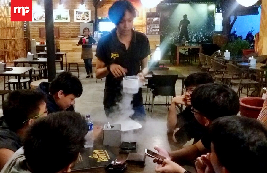 Asiknya Makan Oreo Dicampur Nitrogen di Garasi Cafe Cirebon