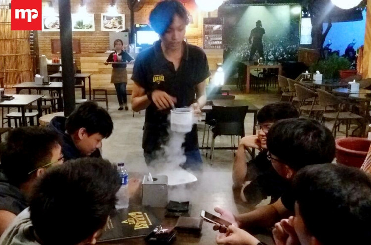 Asiknya Makan Oreo Dicampur Nitrogen di Garasi Cafe Cirebon