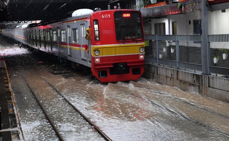 Rel Kereta Terendam Banjir, KRL Terapkan Rekayasa Pola Operasi