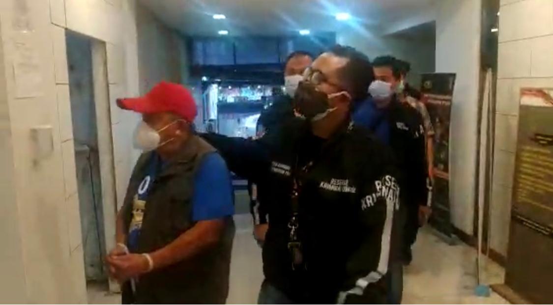 Sub Direktorat Harta dan Benda di Ditreskrimum Polda Metro Jaya menangkap Arifin Wijaya alias Pepen yang buron selama dua bulan setelah ditetapkan sebagai tersangka dalam kasus penipuan senilai Rp11 miliar, Jumat (1/1). Foto: MP/Subdit Harda Ditreskrimum Polda Metro Jaya