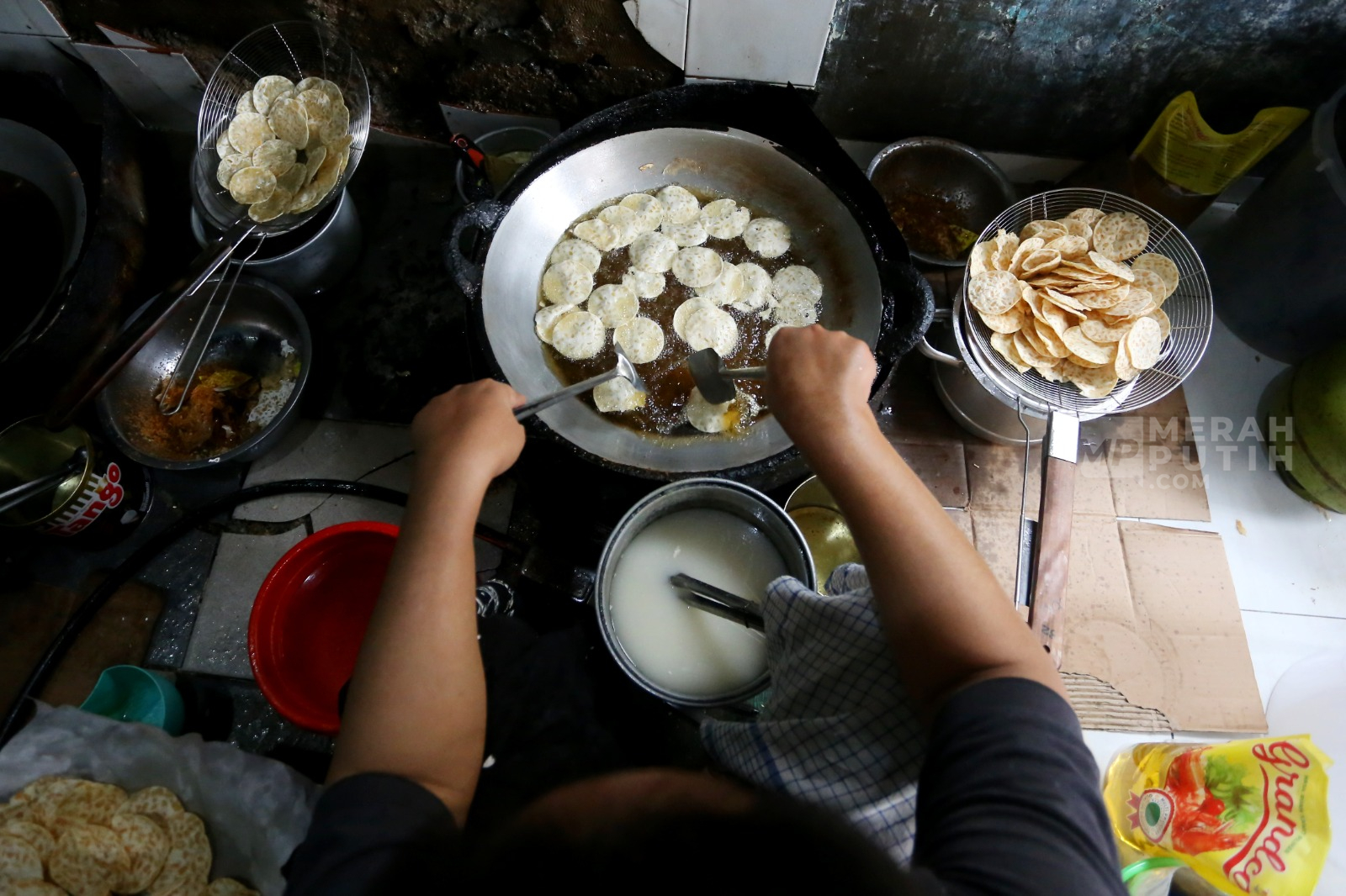 Dari Gang Sempit Keramat Pela, Keripik Tempe Mama Tina Tembus Pasar Internasional