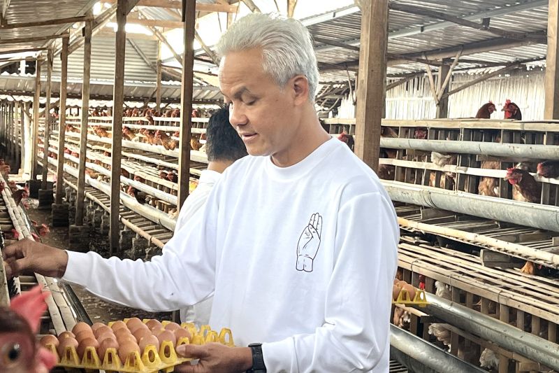Ganjar Pranowo pasca berkunjung ke peternakan ayam di Desa Kuwonharjo Kecamatan Takeran, Kabupaten Magetan, Jawa Timur, Jumat (19/1)