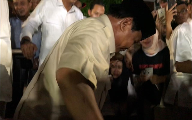 Prabowo bersama pendukungnya sujud syukur