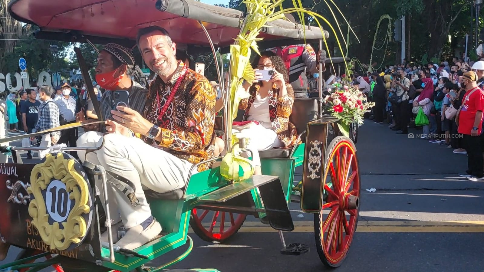Delegasi G20 Dikirab Naik Andong dan Dihibur Event Batik Solo Carnival