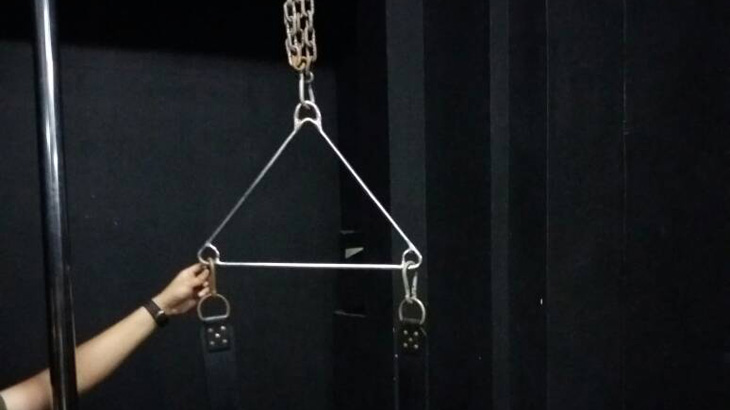 Rantai Hingga Penjara Buatan untuk Pesta Seks Homo Kelapa Gading