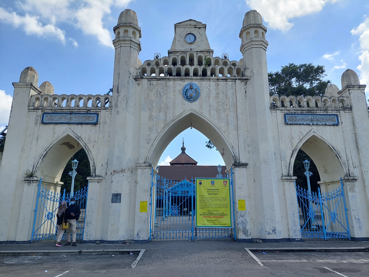 Masjid Agung Keraton Surakarta ditutup selama PPKM Darurat, Rabu (14/7). (MP/Ismail)