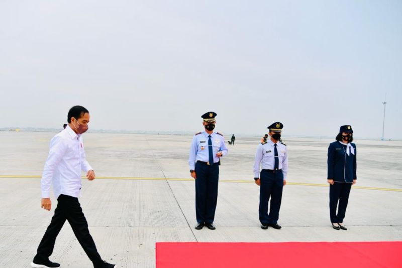 Presiden Joko Widodo bersiap lepas landas dari Bandara Internasional Soekarno-Hatta, Tangerang, Rabu (30/3/2022). (ANTARA/HO-Biro Pers Sekretariat Presiden)