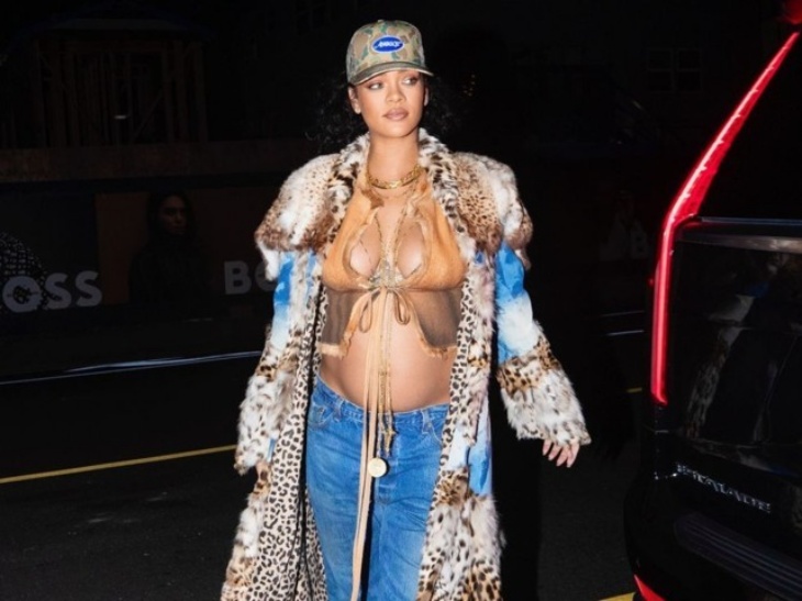 Busana Hamil Ala Rihanna, Tampil Epik Tiap Pekan
