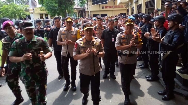 Kapolda Jawa Tengah, Irjen Pol Condro Kirono mendampingi Panglima TNI Marsekal Hadi Tjahjanto dan Kapolri Jenderal Tito Karnavian mengadakan kunker di Polresta Surakarta, Jumat (5/4). (MP/Ismail) 