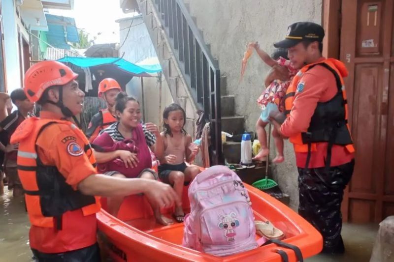 Pengungsi Banjir di Tegal Alur Terus Bertambah