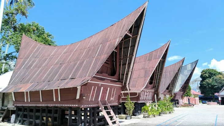 Desa Tomok, Paket Wisata Lengkap di Pinggir Danau Toba