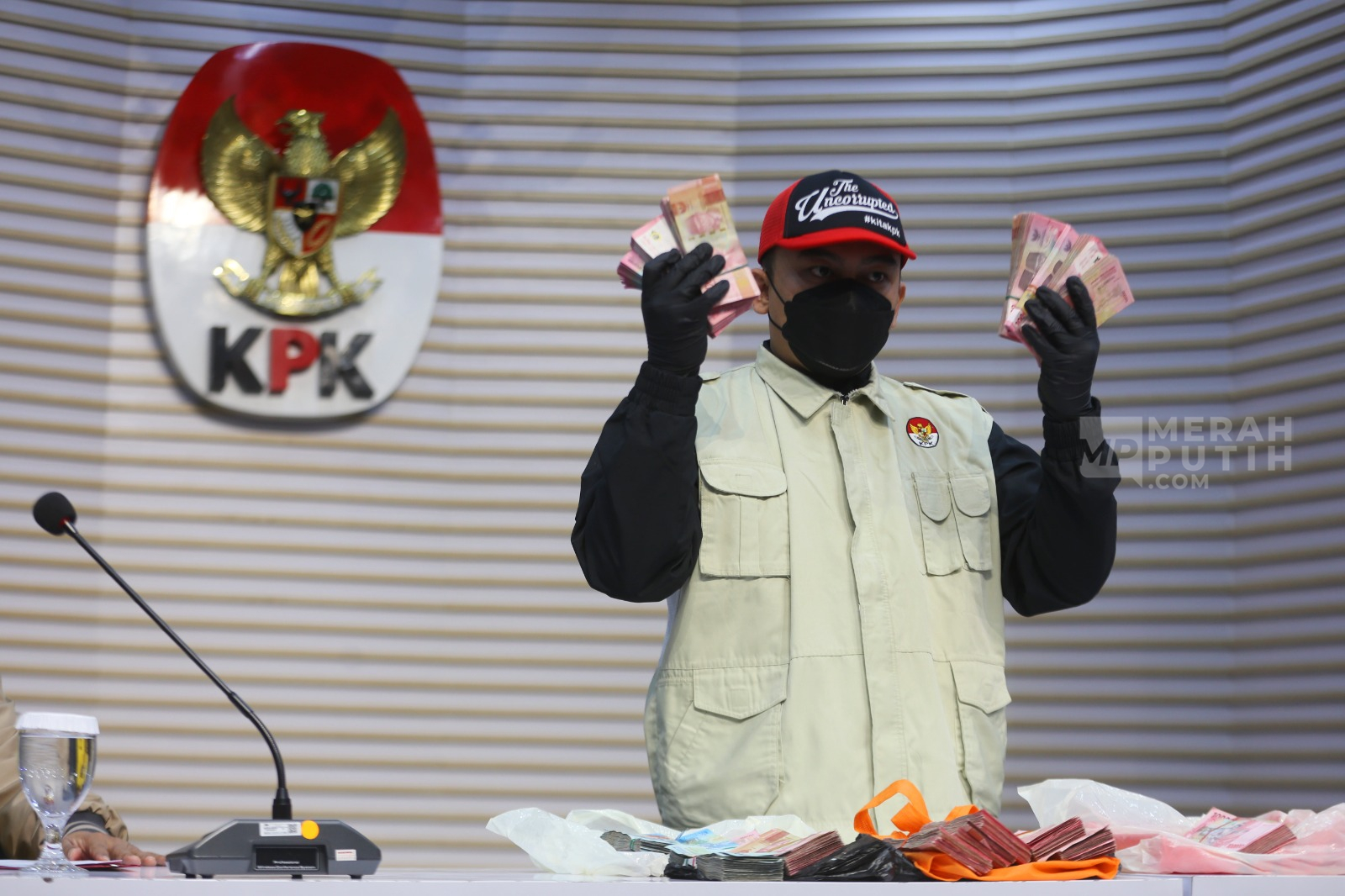 KPK Pamerkan Barang Bukti OTT Bupati Bolmut Senilai Rp200 Juta
