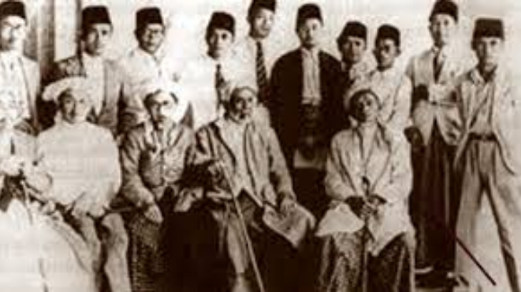 Ahmad Khatib Al-Minangkabawi bersama orang-orang di sekitarnya. (Foto/ipnu.or.id)