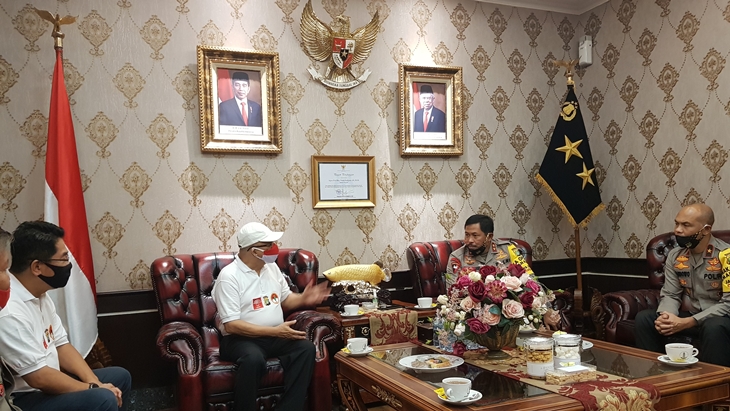 INTI dan PTK Indonesia menyerahkan 5.000 sembako ke Polda Metro Jaya. (Foto: MP/INTI)