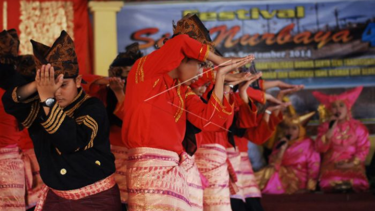 Sekelompok orang sedang mementaskan Randai. (FOTO ANTARA/Iggoy el Fitra)