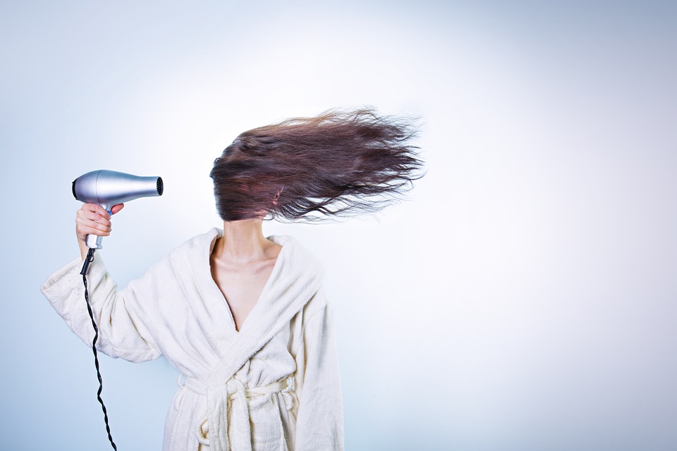 Kondisikan rambutmu agar tidak kering (Sumber: Pixabay/RyanMcGuire)