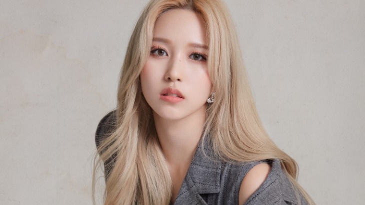 Pada perayaan Imlek kali ini, Mina tetap tinggal di Korea dan tidak pulang ke Jepang untuk menjaga kesehatan. (Foto: Twitter/@JYPETWICE)