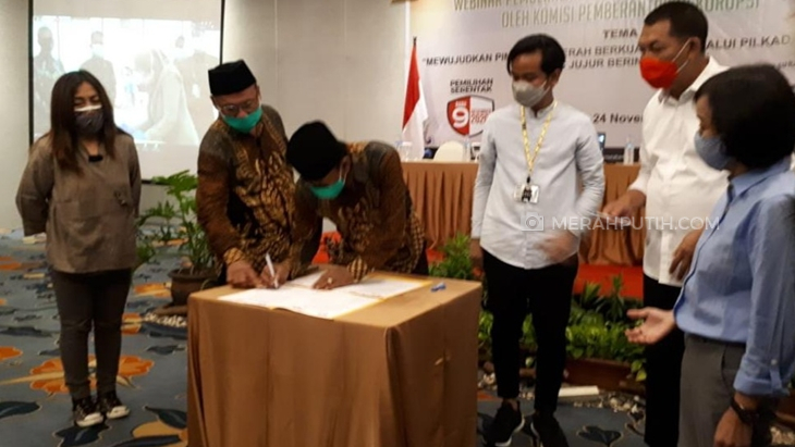 Gibran-Teguh dan Bajo Tanda Tangani Pakta Integritas Anti-Korupsi dari KPK