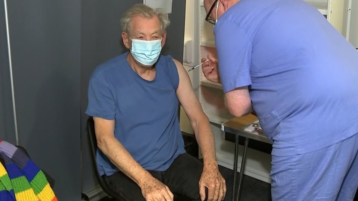 Euforia Aktor Ian McKellen Menerima Vaksin COVID-19
