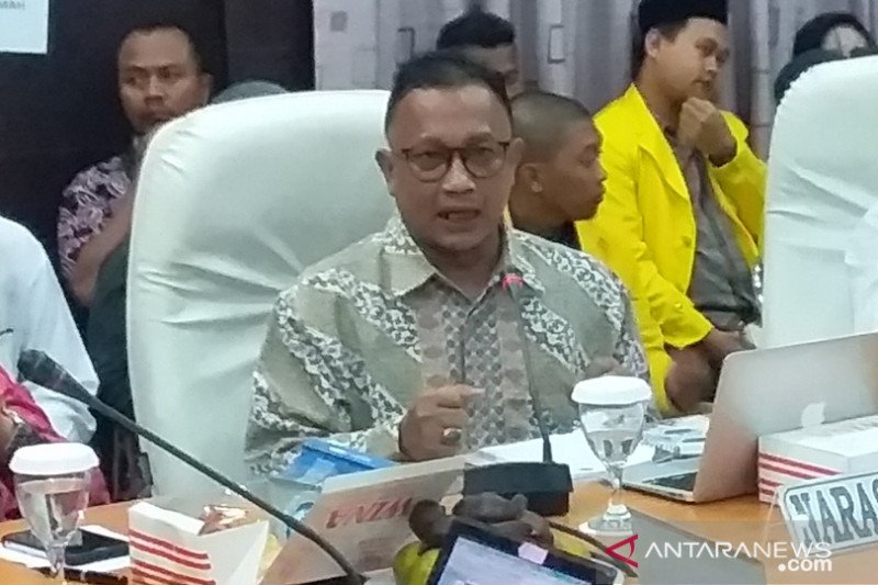 Komisioner Komnas HAM M. Choirul Anam saat menjadi pembicara dalam diskusi publik di Jember (ANTARA/ Zumrotun Solichah)