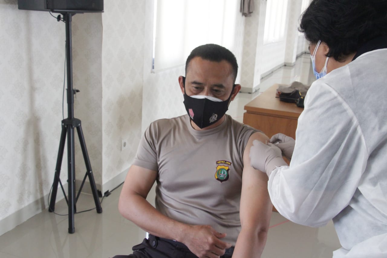 Anggota Polres Metro Jakarta Pusat menjalani proses vaksinasi COVID-19 di Mapolres Jakarta Pusat, Senin (8/3). Foto: MP/Kanu