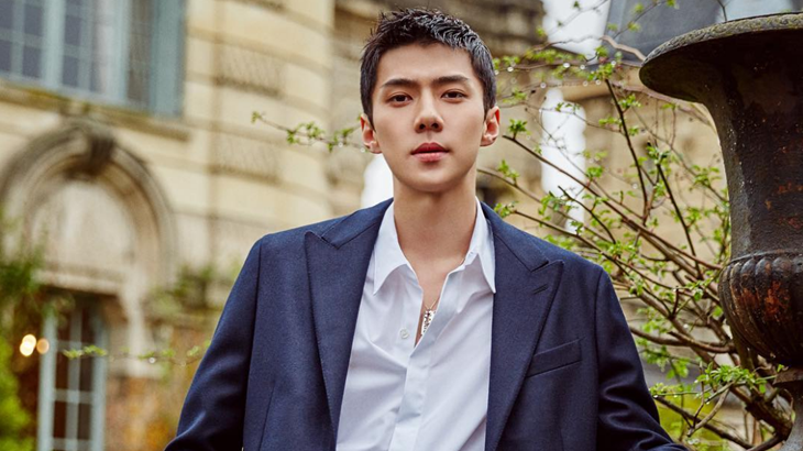 Bangga! Sehun Pakai Batik Saat Tampil di Acara Musik