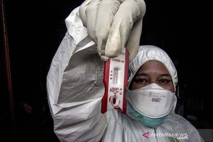 Ilustrasi - Petugas Dinas Kesehatan Kabupaten Bogor menunjukkan hasil tes cepat (rapid test) pendektesian COVID-19 kepada orang dalam pengawasan (ODP) di Bogor, Jawa Barat. (ANTARA FOTO/Yulius Satria Wijaya/aww.)