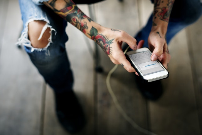 Perhatikan letak tato dan arahnya. (Foto Bustle)