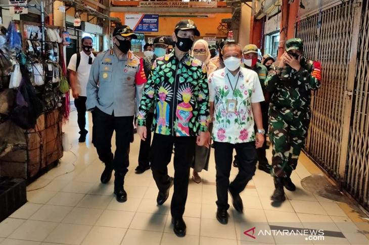 Jajaran tiga pilar Jakarta Barat memantau persiapan masa transisi PSBB Pasar Tomang Barat, Grogol Petamburan, Jakarta Barat, Kamis (4/6/2020). ANTARA/HO-Polres Metro Jakbar/am.
