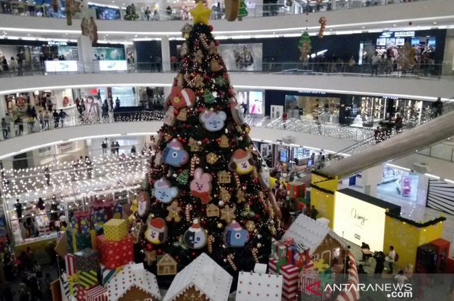  Dekorasi khas Natal di mal Senayan City, Jakarta, Rabu (25/12/2019). (ANTARA/Yogi Rachman)