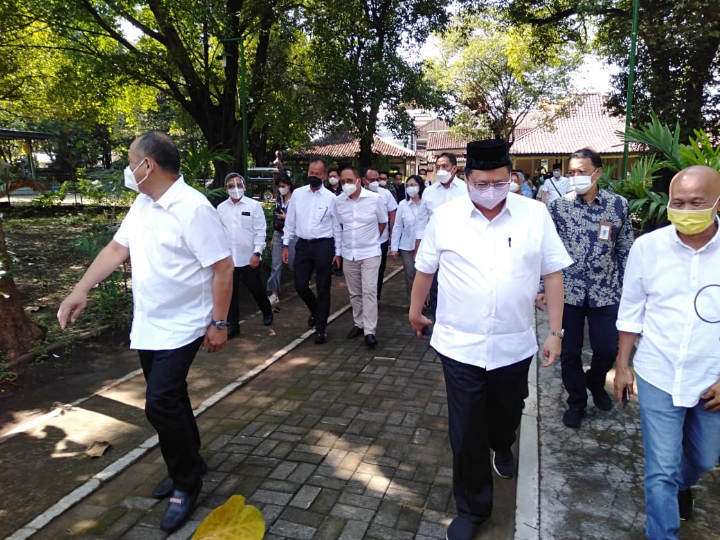 Ketua Umum Partai Golkar, Airlangga Hartarto berziarah ke Komplek Pemakaman Astana Oetara, Solo, Jawa Tengah Jumat (18/6). (MP/Ismail)