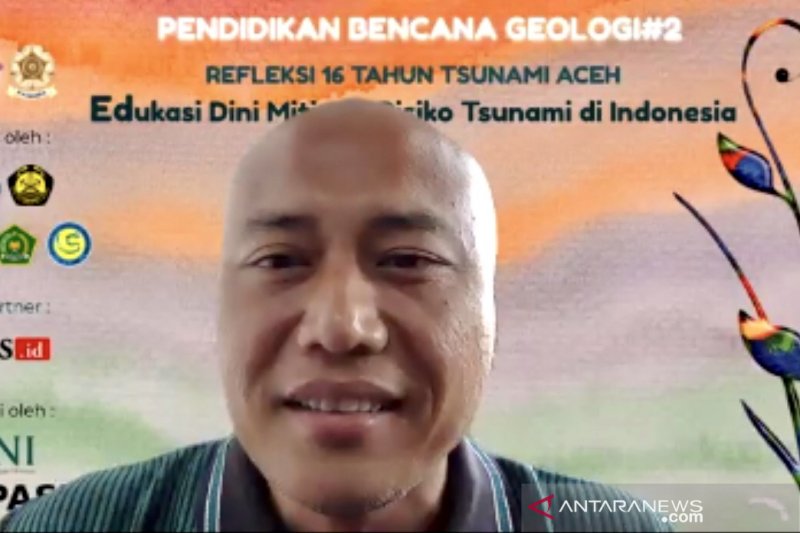 Kepala Pusat Penelitian Geoteknologi Lembaga Ilmu Pengetahuan Indonesia (LIPI) Eko Yulianto menjelaskan potensi tsunami Aceh dan mitigasi gempa-tsunami secara daring diakses di Jakarta, Sabtu (26/12/2020). (ANTARA/Virna P Setyorini)
