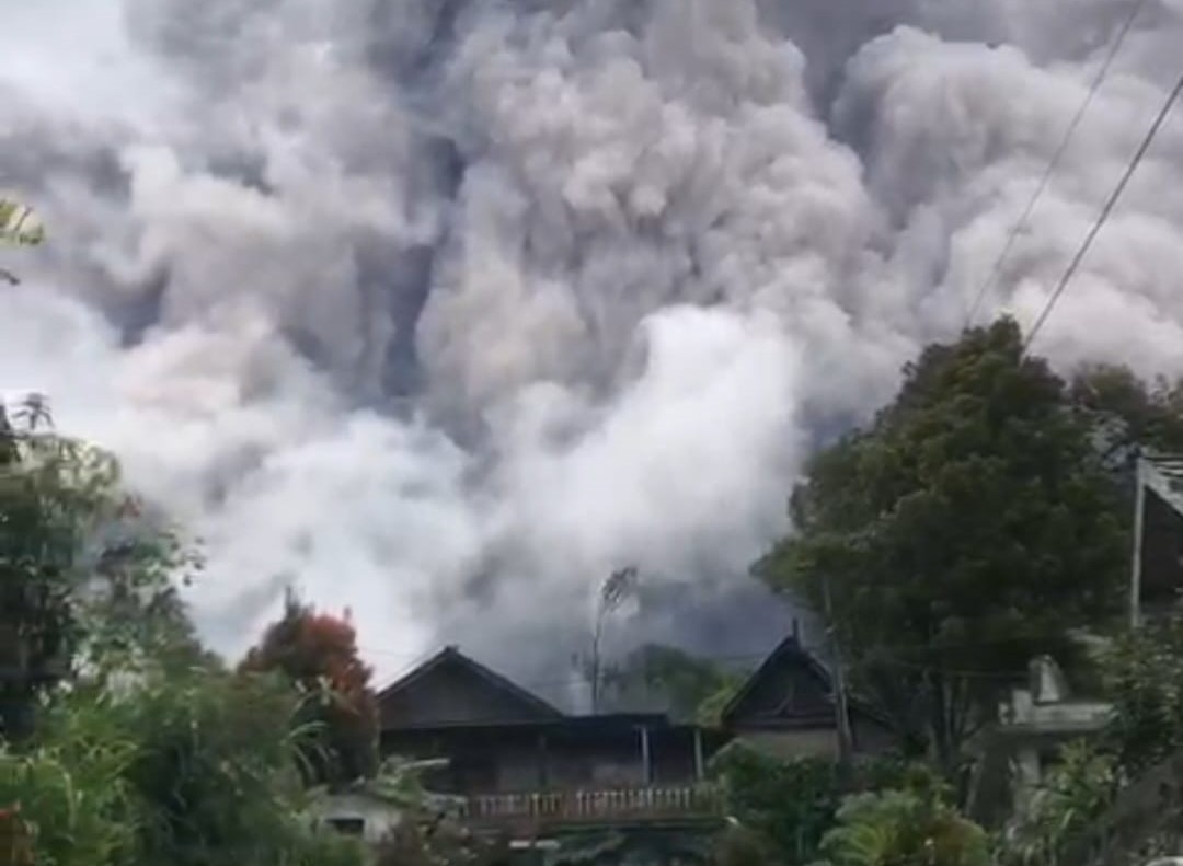 Hujan Abu Vulkanik Erupsi Merapi Guyur Klaten dan Boyolali