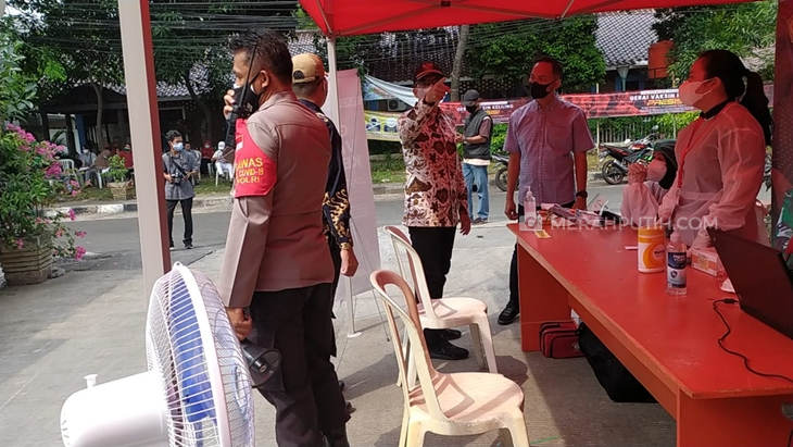   Ratusan warga Gambir mengikuti suntik vaksin COVID-19 di Gerai Vaksinasi Keliling Presisi. (Foto: MP/Kanugrahan)