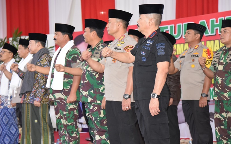 Panglima TNI dan Kapolri bersama pengurus pondok pesantren Buntet, Cirebon