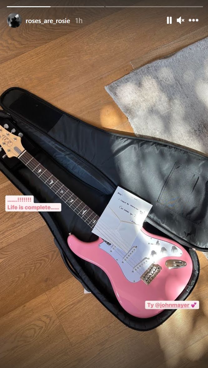Hadiah gitar dari John Mayer kepada Rose. (Foto Instagram/Roses_are_rosie)