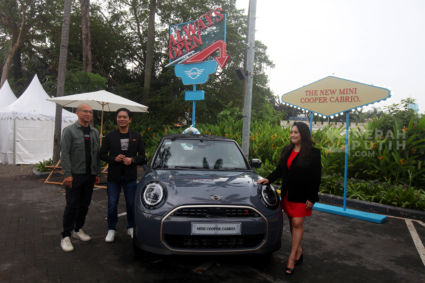 Head of MINI Asia Daren Ching (kiri) berbincang dengan President Director BMW Group Indonesia Peter Medalla (kedua kiri) dan Director of Communications BMW Group Indonesia Jodie O'tania (kanan) saat peluncuran MINI John Cooper Works model terbaru di Jakarta, Jumat (23/5/2025).