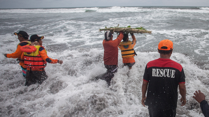 Kapal Cepat Bulungan-Tarakan Terbalik