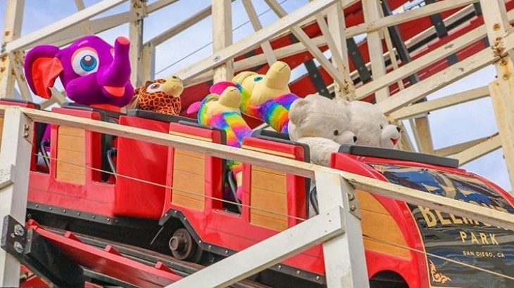 Tak Ada Pengunjung, Roller Coaster ini Dinaiki Boneka