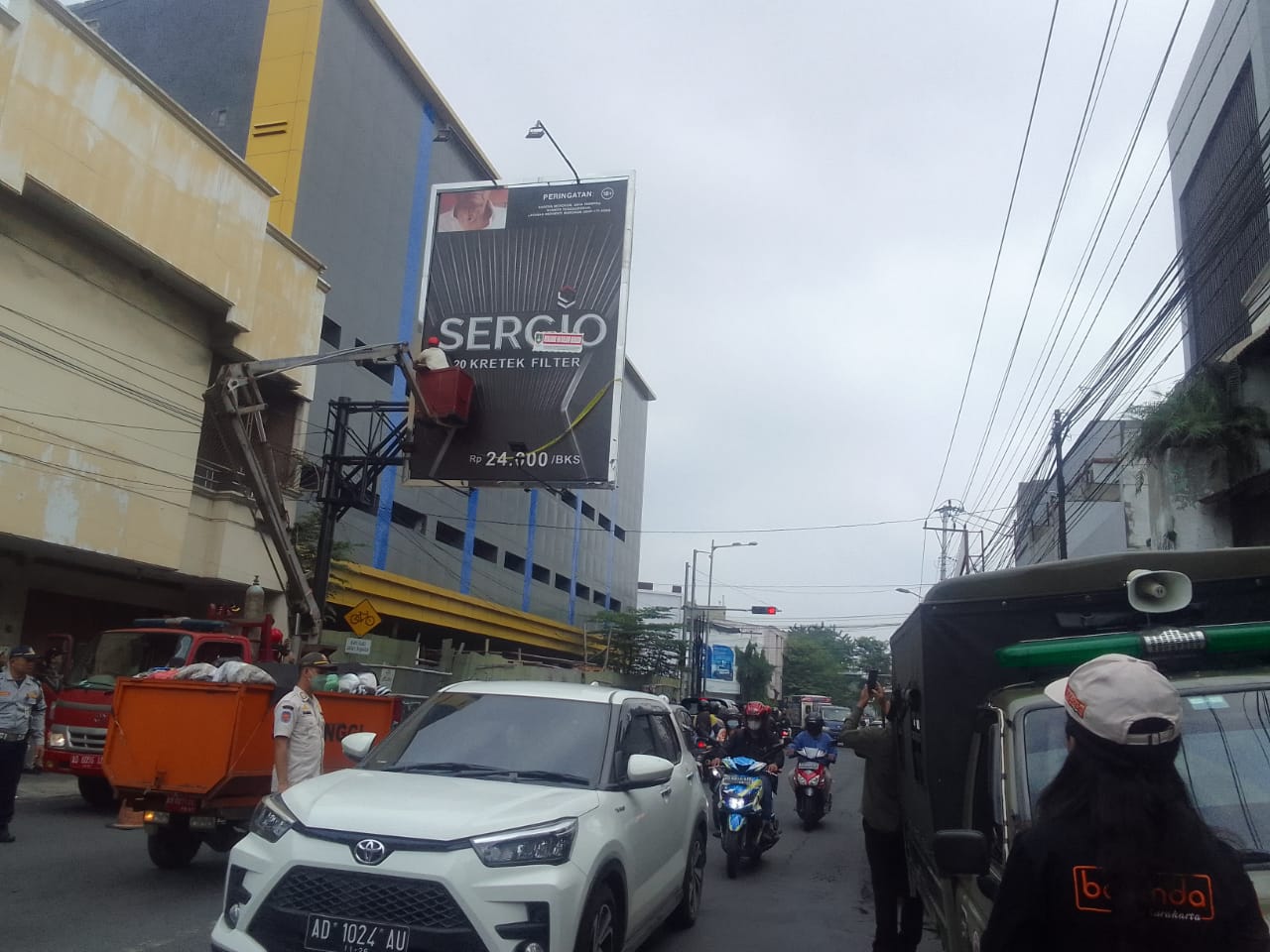 Kota Layak Anak, Pemkot Solo Copot Baliho Iklan Rokok di Dekat Sekolah