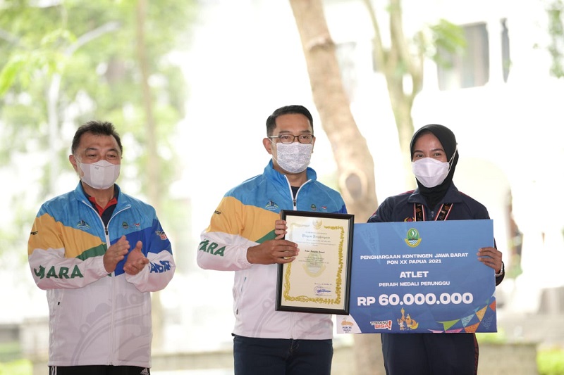 Gubernur Jawa Barat (Jabar) Ridwan Kamil saat memberikan penghargaan dan kadeudeuh kepada peraih medali PON XX Papua 2021 dan Paralympic Tokyo 2020 secara simbolis di Halaman Timur Gedung Sate, Kota Bandung, Rabu (27/10/2021). (Foto: Biro Adpim Jabar)