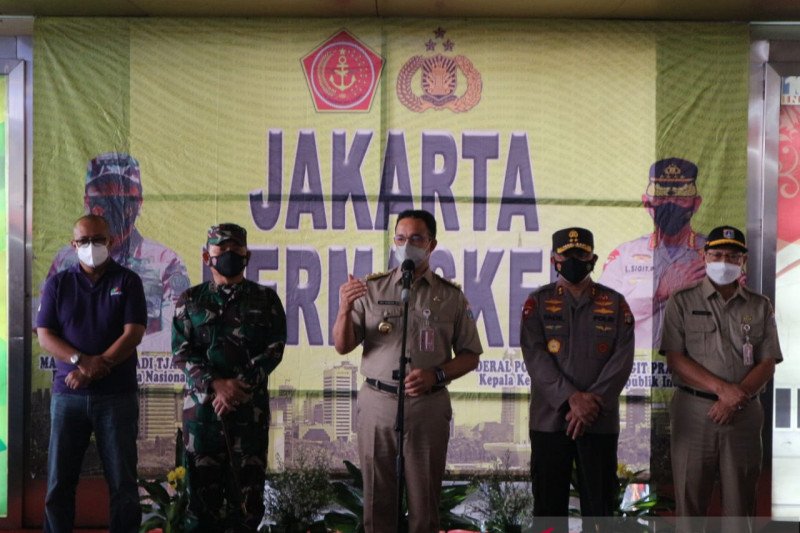 Anies Persilakan Warga Takbiran di Masjid