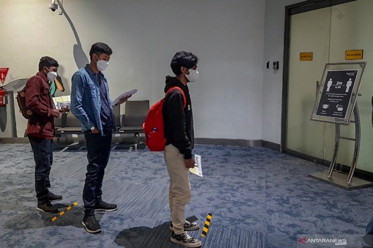 Warga Negara Indonesia (WNI) yang menjadi anak buah kapal (ABK) Long Xing 629 tiba di Terminal 3 Bandara Soekarno Hatta, Tangerang, Banten, Jumat (8/5/2020). Sebanyak 14 WNI ABK yang diduga mengalami eksploitasi di kapal berbendera China tersebut tiba di Indonesia dan akan menjalani karantina kesehatan di asrama milik Kementerian Sosial. ANTARA FOTO/Hasnugara/Zan/hp.