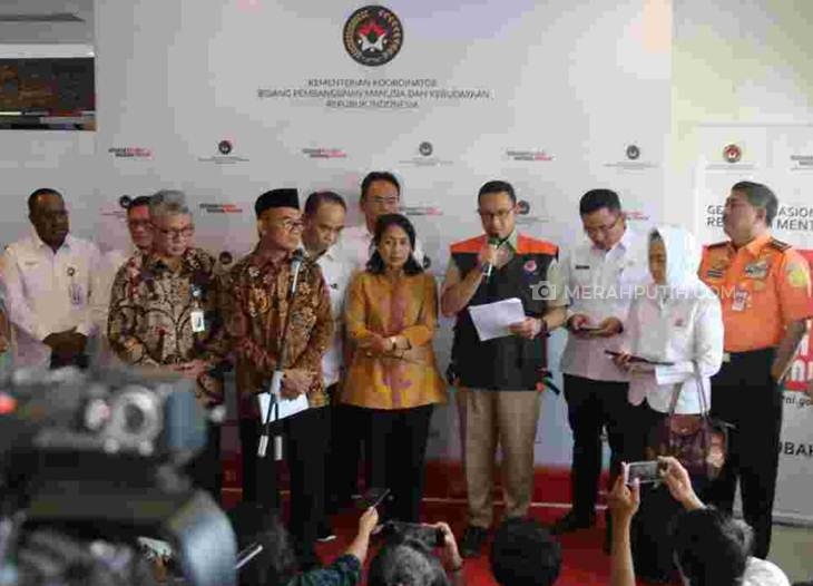 Anies Baswedan menghadiri rapat RTM terkait penanganan bencana banjir Jakarta, Banten, dan Jawa Barat, di kantor Kemenko PMK. (Foto: MP/Asropih)