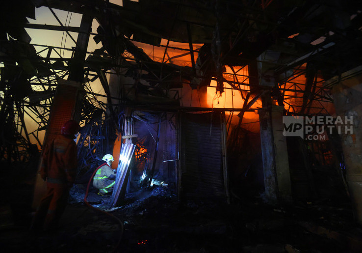 Aksi Damkar Berjibaku Padamkan Api Kebakaran Pasar Taman Puring Mayestik Jakarta Selatan  