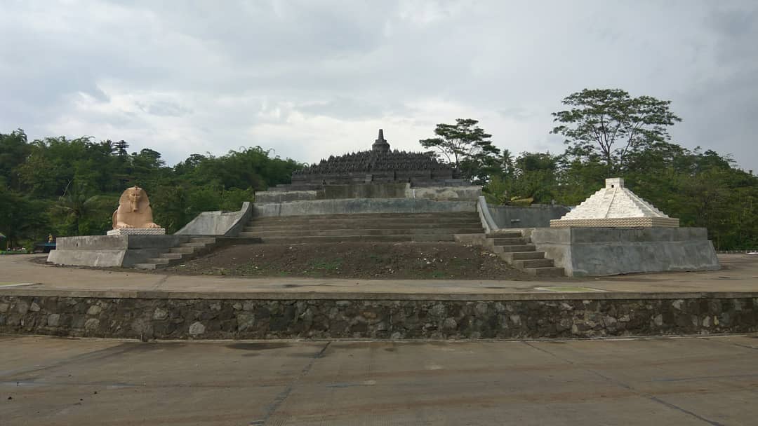 Tiga replika di Alun-Alun Lor Boyolali (Sumber: Instagram/nittoandriadhi)
