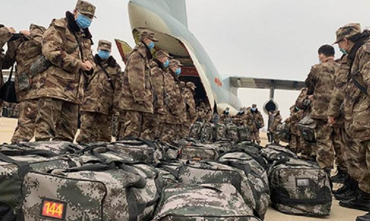 Pesawat milik Angkatan Udara Tentara Pembebasan Rakyat China (PLA) yang mengangkut prajurit militer dan peralatan medis tiba di Wuhan, Provinsi Hubei, pada 2 Februari 2020. (ANTARA/HO-Xinhua/mii) (Xin