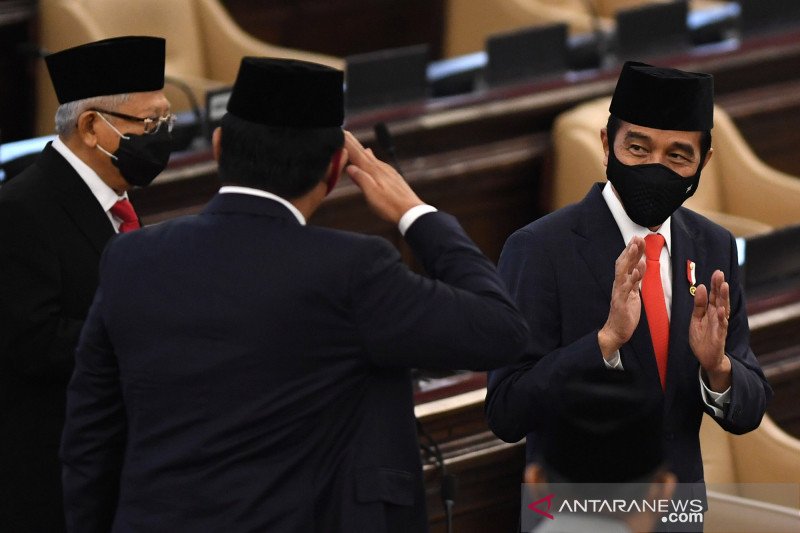Presiden Joko Widodo didampingi Wakil Presiden Ma'ruf Amin tiba di lokasi pembukaan masa persidangan I DPR tahun 2020-2021 di Kompleks Parlemen, Senayan, Jakarta, Jumat (14/8/2020). ANTARA FOTO/Akbar Nugroho Gumay/pras.