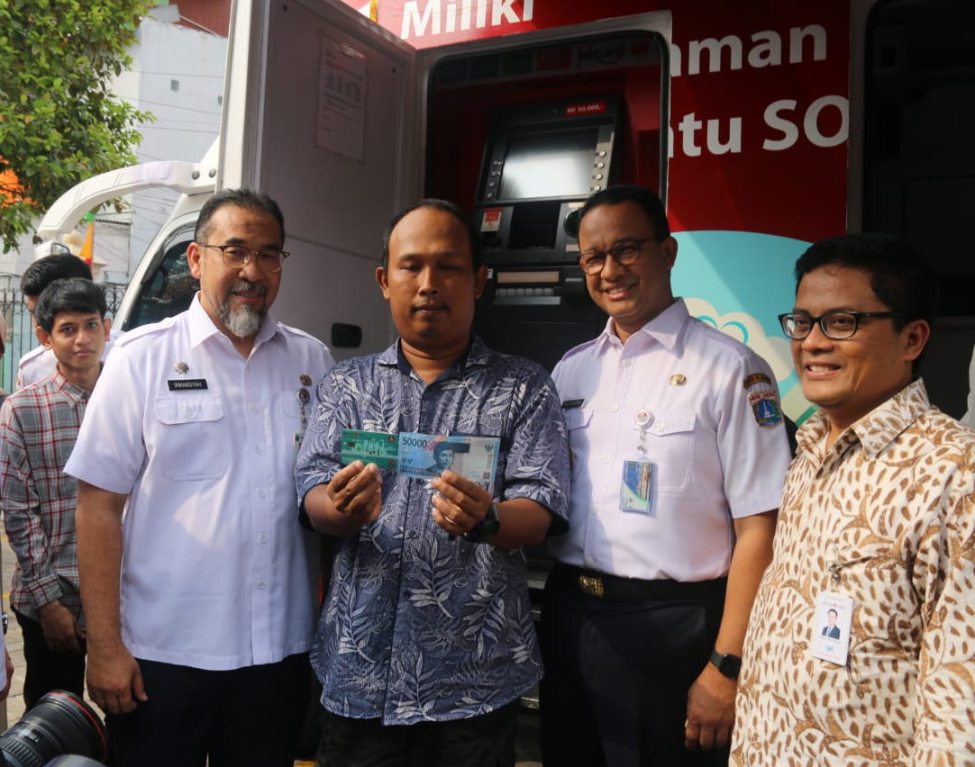 Gubernur DKI Jakarta, Anies Rasyid Baswedan, meluncurkan Kartu Penyandang Disabilitas Jakarta (KPDJ) kepada masyarakat berkebutuhan khusus di Gelanggang Olahraga Matraman, Jakarta Timur, Rabu (28/8). Foto: MP/Asropih